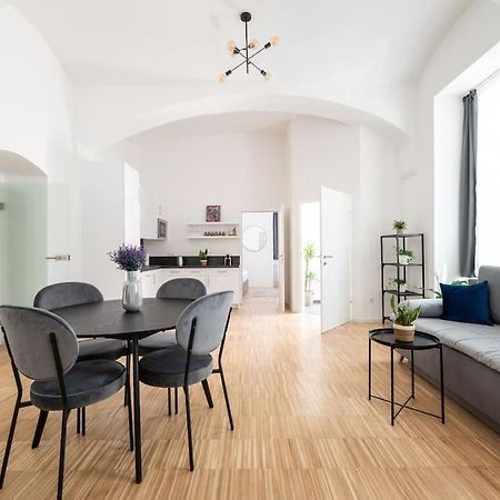 Spacious 2Br Near Attractions By Hm Viena Exterior foto