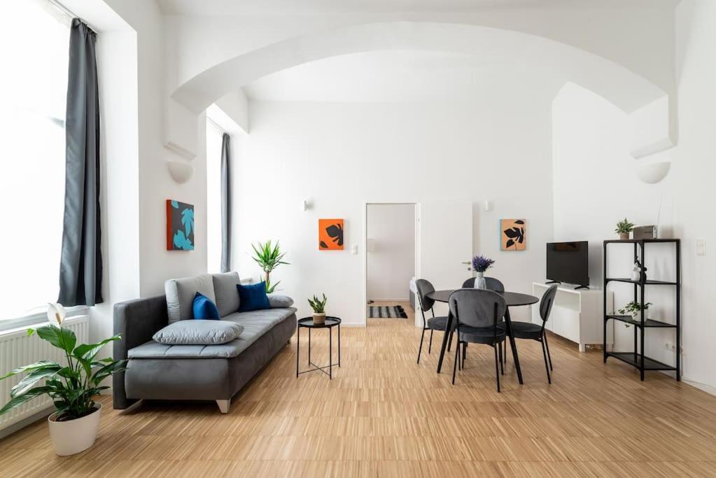 Spacious 2Br Near Attractions By Hm Viena Exterior foto