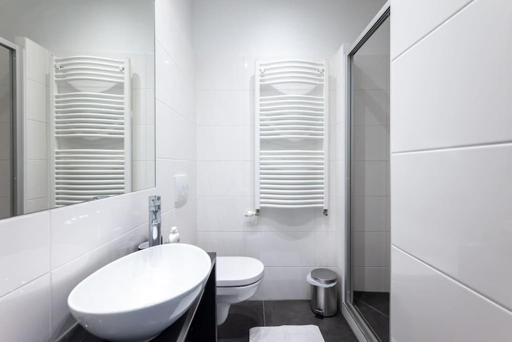 Spacious 2Br Near Attractions By Hm Viena Exterior foto