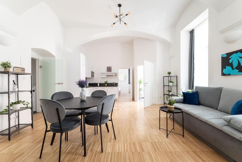 Spacious 2Br Near Attractions By Hm Viena Exterior foto