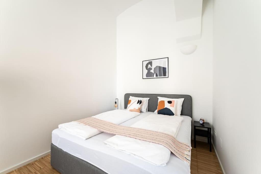 Spacious 2Br Near Attractions By Hm Viena Exterior foto