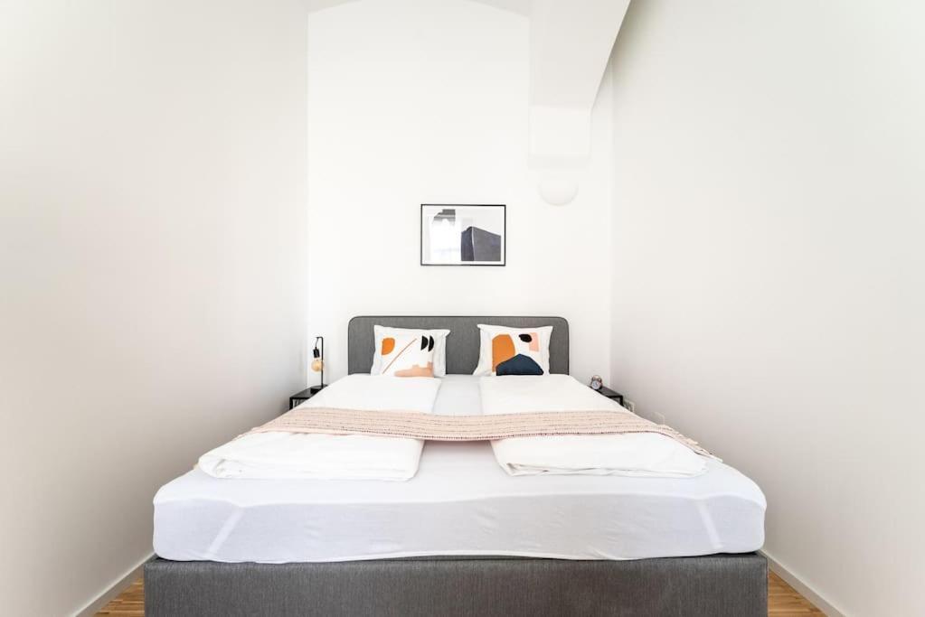 Spacious 2Br Near Attractions By Hm Viena Exterior foto