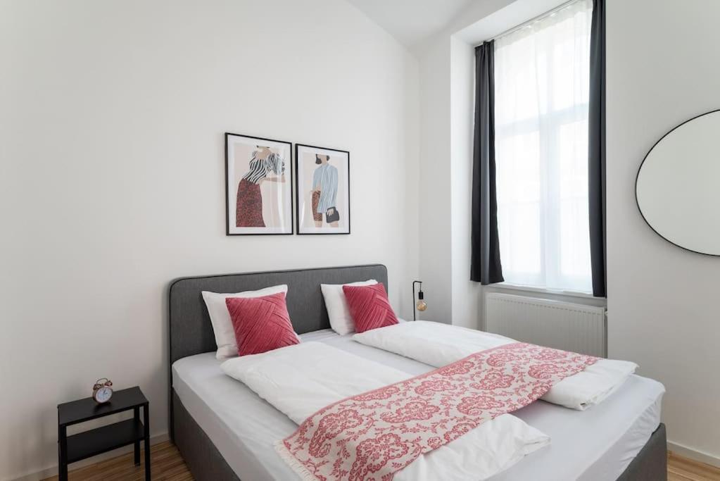 Spacious 2Br Near Attractions By Hm Viena Exterior foto