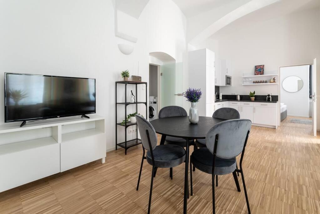Spacious 2Br Near Attractions By Hm Viena Exterior foto