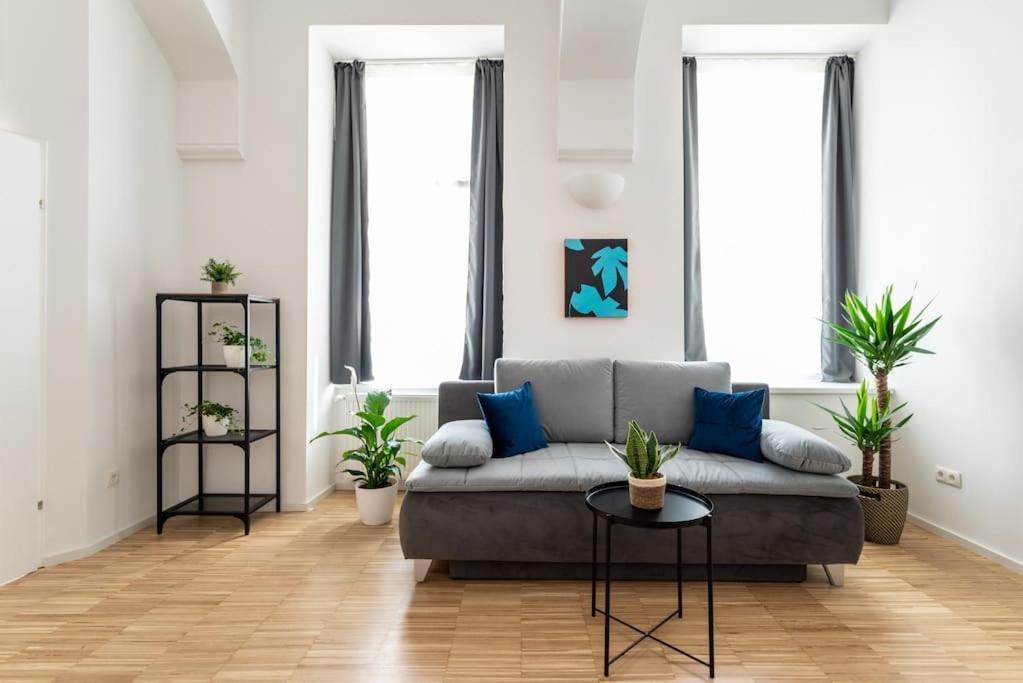 Spacious 2Br Near Attractions By Hm Viena Exterior foto